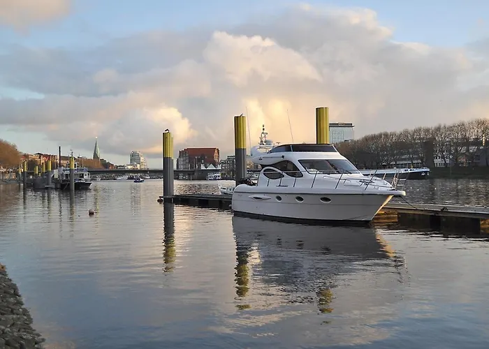 Luxus Yacht Lady Jane City Überseestadt