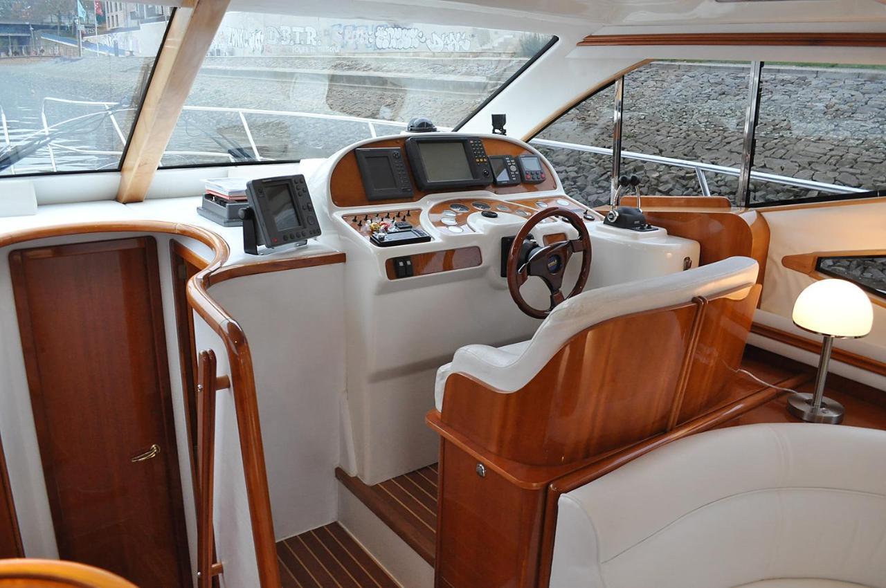 Luxus Yacht Lady Jane City überseestadt Botel