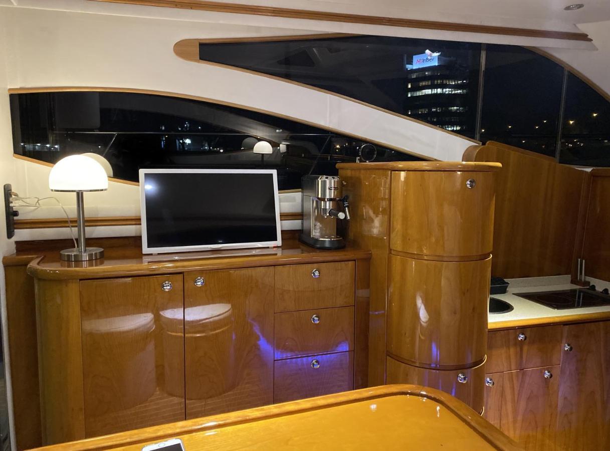 Botel Luxus Yacht Lady Jane City überseestadt BRE