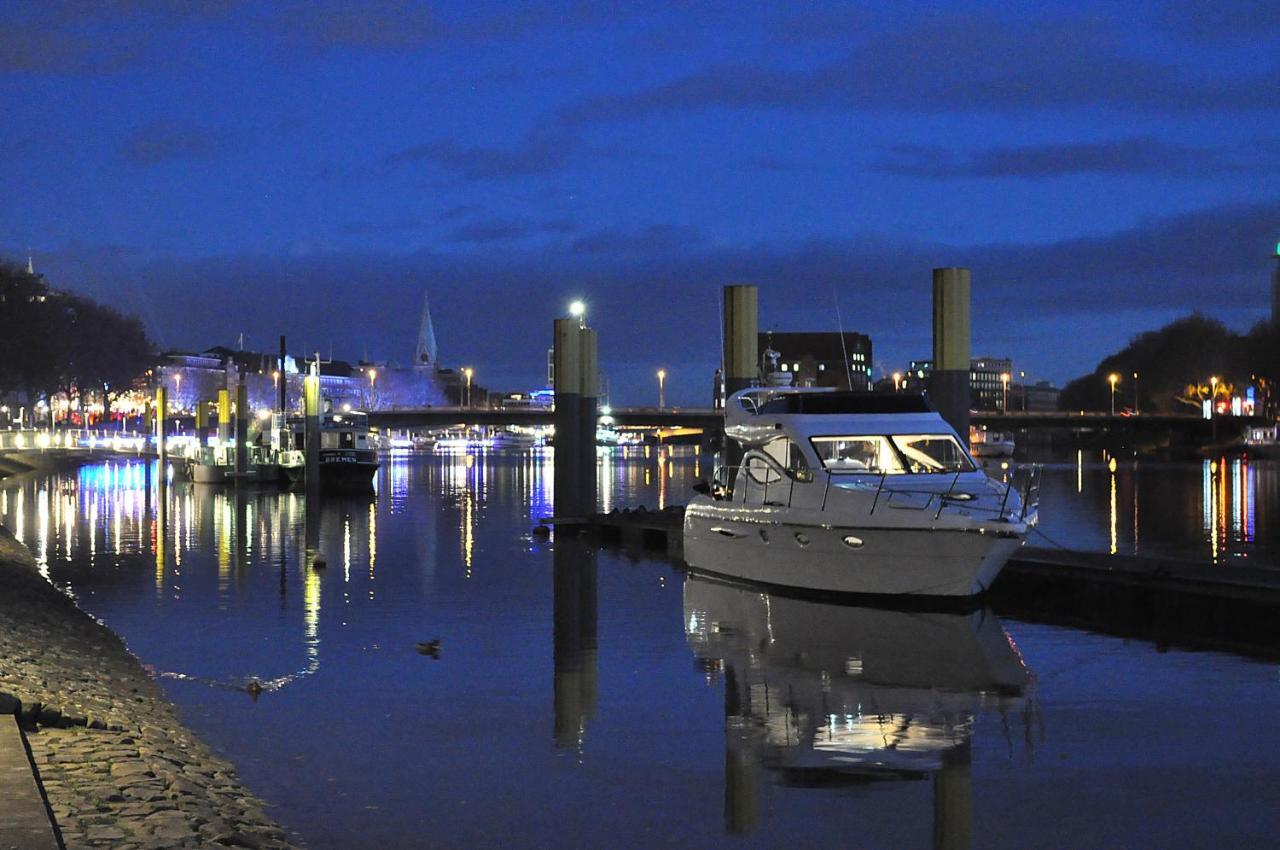 Botel Luxus Yacht Lady Jane City überseestadt BRE