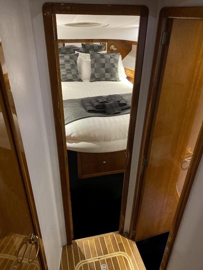 Luxus Yacht Lady Jane City Uberseestadt