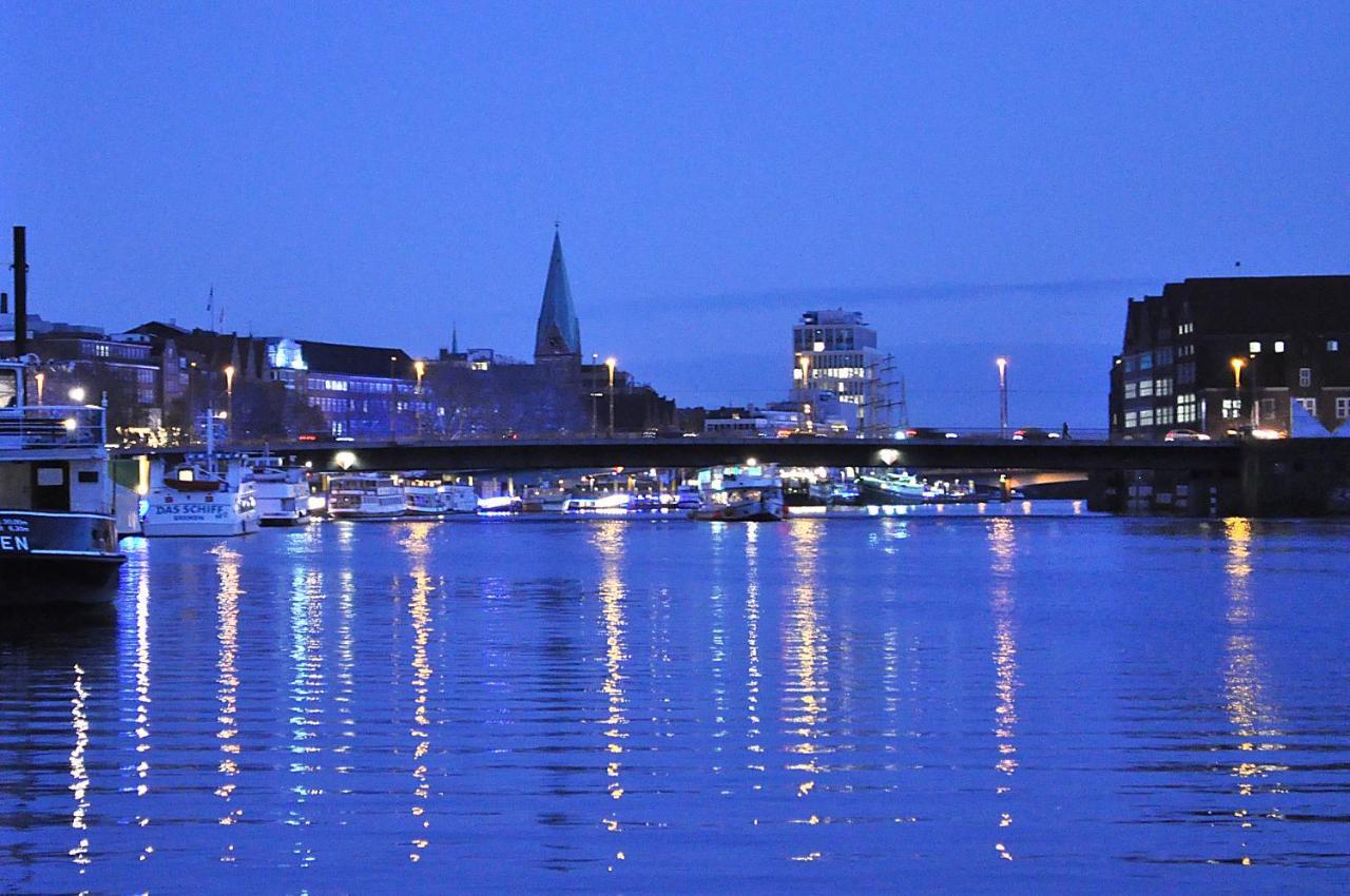Botel Luxus Yacht Lady Jane City Uberseestadt Bremen