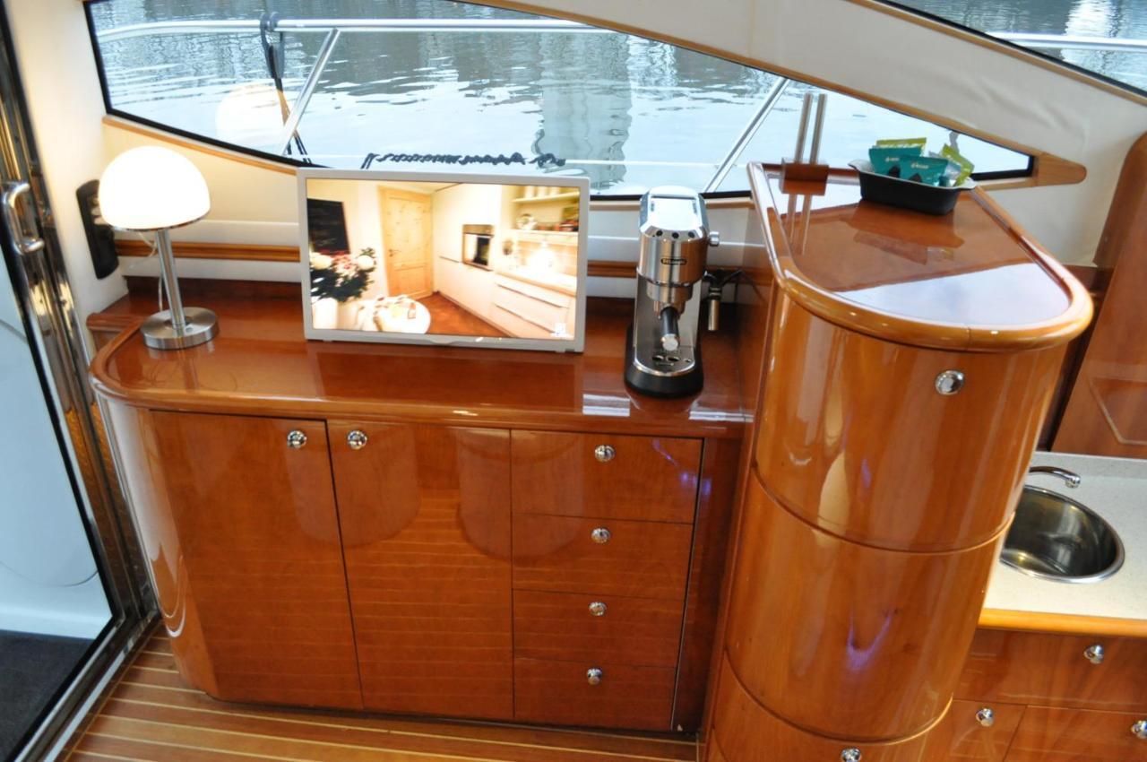 Botel Luxus Yacht Lady Jane City überseestadt BRE